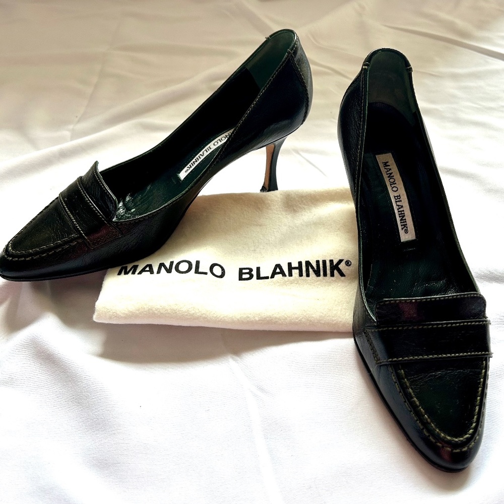 Manolo Blahnik Navy Pumps